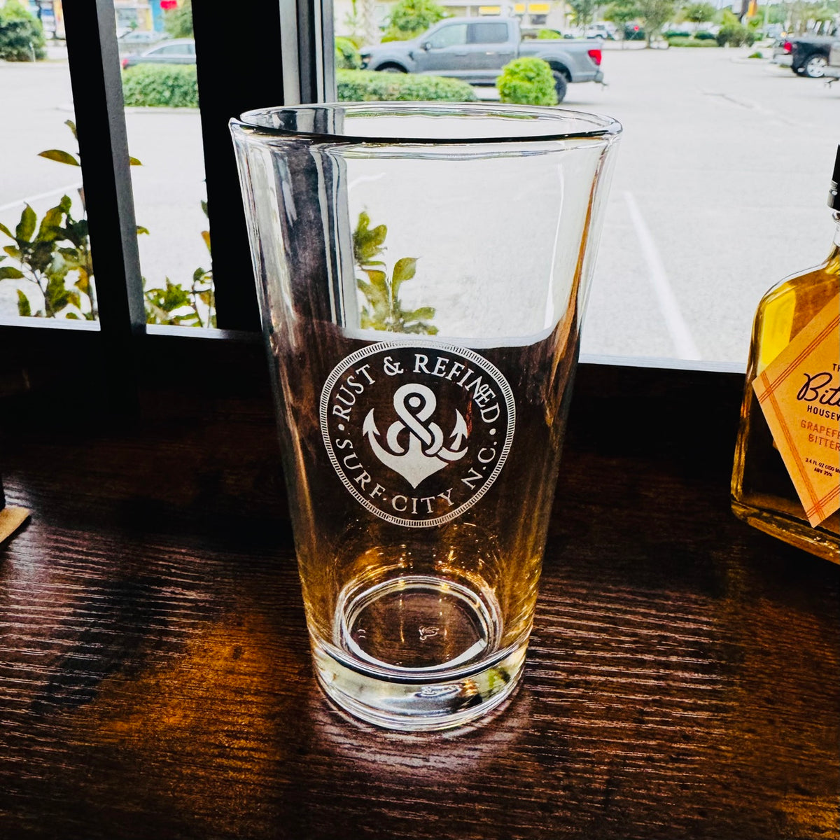 R and R Anchor pint glass with circular anchor logo