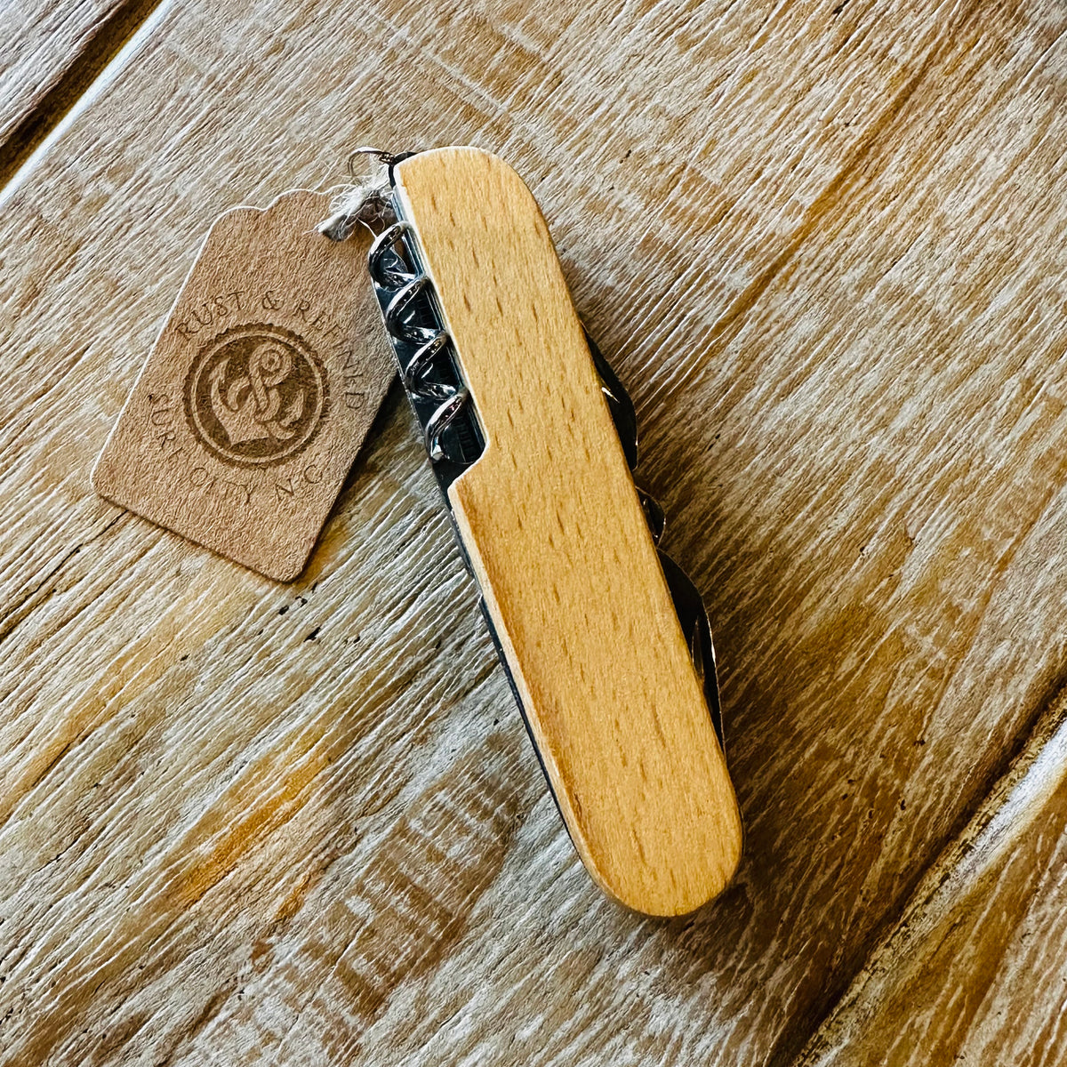 Wooden handle pocket knife, plain back in light wood
